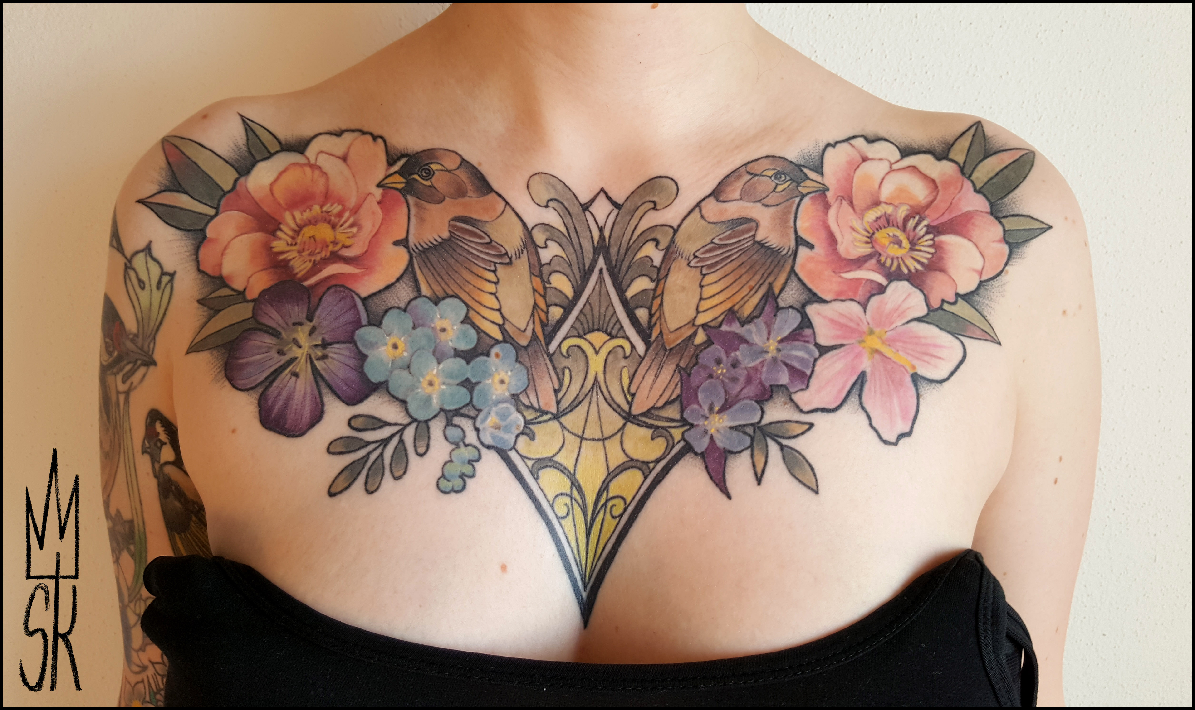 Frau dekoltee tattoo Ideen Tattoos
