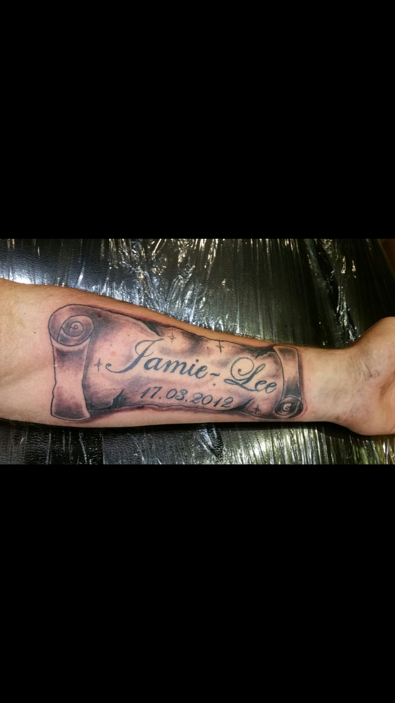 81 Tattoo Mit Schriftrolle