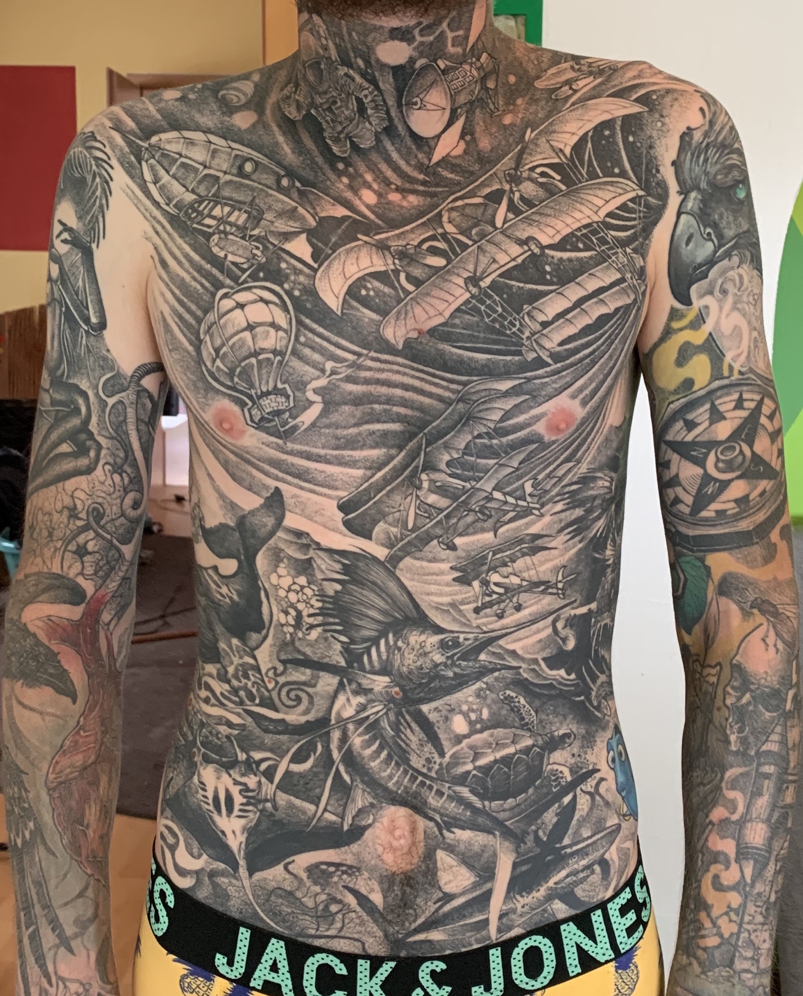 Mann tattoo hals Tattoo Krone