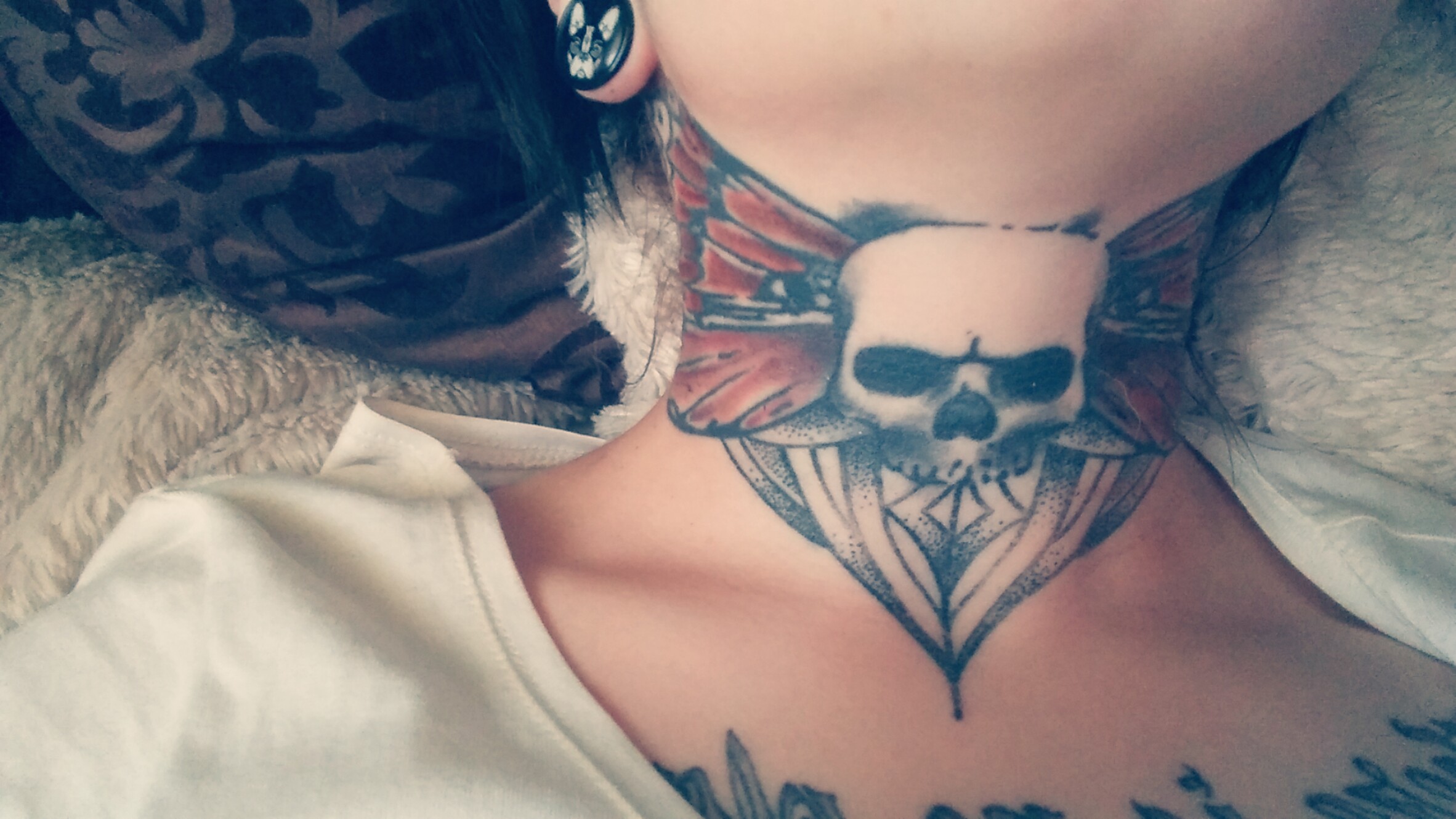 Tattoo flügel männer arm Nacken tattoo