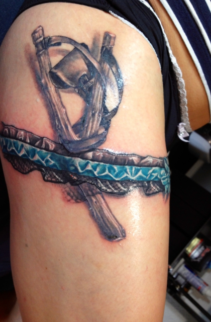 strumpfband-Tattoo: Waffe ... mal anders