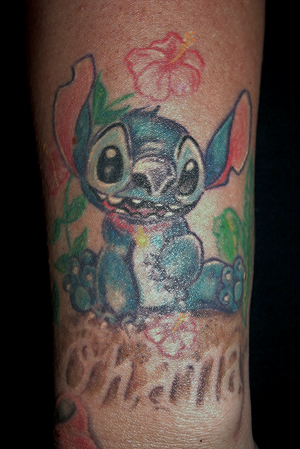 Stitch schreibt "Ohana" in den Sand