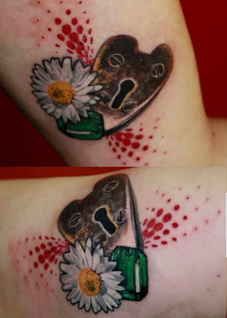 schloss-Tattoo: rostiges herz, smaragd und gänseblümchen