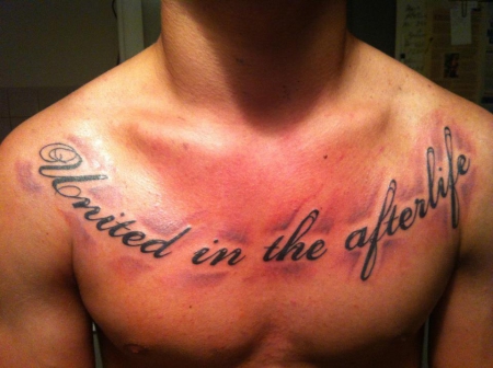 Tattoo brust schriftzug mann