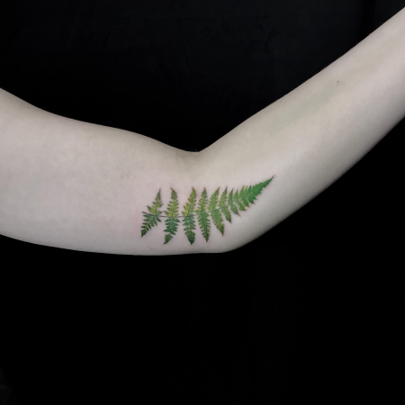 Realistisches Farnblatt Tattoo