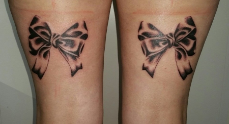 Schleifen tattoo bein