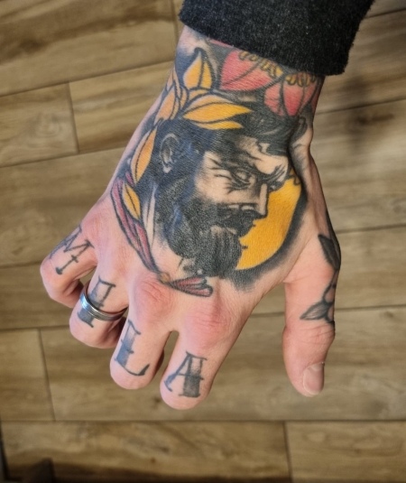 Neotraditional right hand