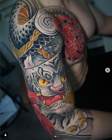 Tatzelwurm mit Chrysanthemen in Neo-Japanisch