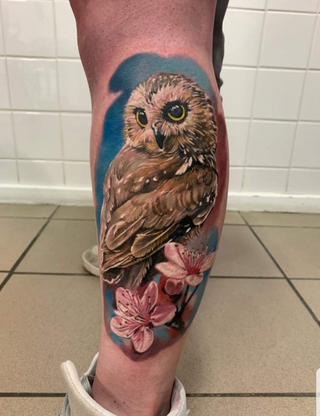 nadelwerk-Tattoo: Eule mit Kirschblüten