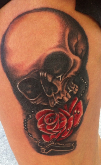 Skull mit Rose und Kreuz