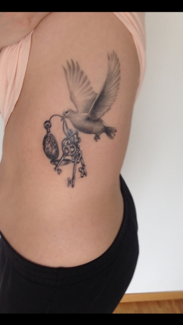 schlüssel-Tattoo: Vogel, Schlüssel, Uhr