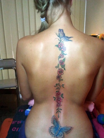 Rückentattoo mit Blumen und Schmetterling