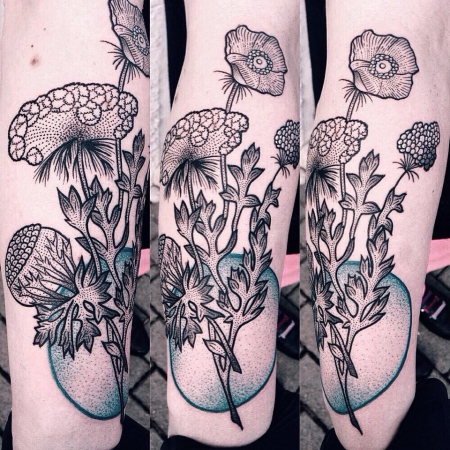 Dotwork Wildblumen am Unterarm 