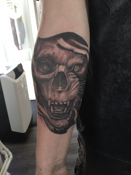 löwe-Tattoo: Halb Löwe halb Skull