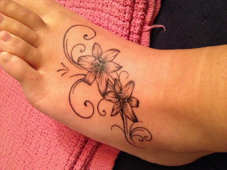 Tattoo Fuss mit Blumen