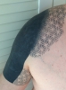 Blackwork / dotwork als Cover über altem Tattoo