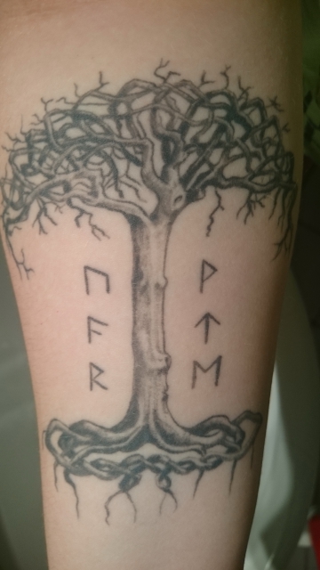 Yggdrasil mit Runen (erstes Tattoo)