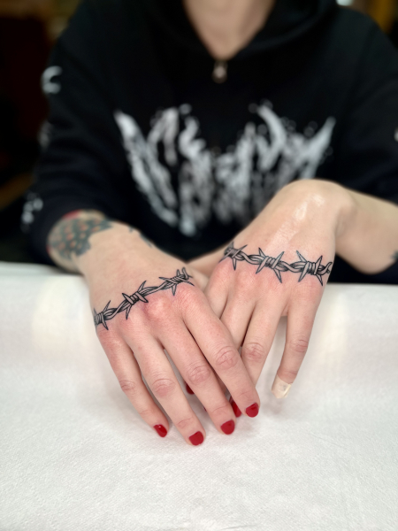 Traditional Tattoo Berlin - Abra Tattoo Berlin - Barbed wire – bold traditional design with clean lines