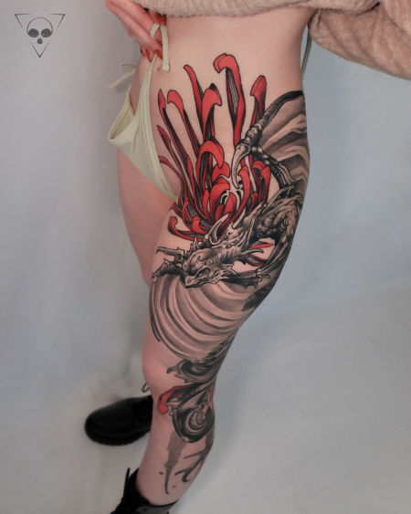 Drache und Spinnenlilien / vollständig verheiltes Bein Tattoo
