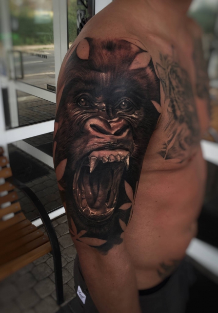 gorilla-Tattoo: Gorilla, gestochen in zwei Sitzungen von Constantin Schuldt ( Heaven of Colours Zwickau )