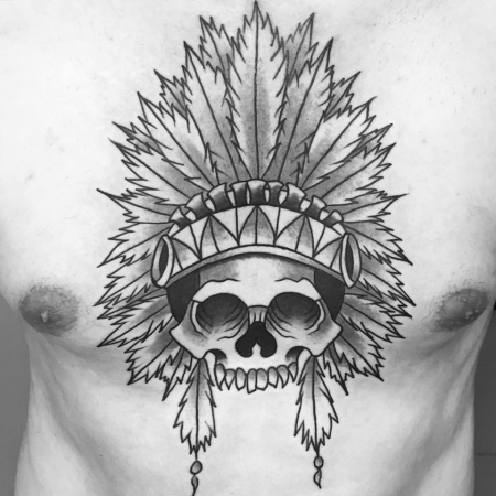 Totenkopf auf der Brust