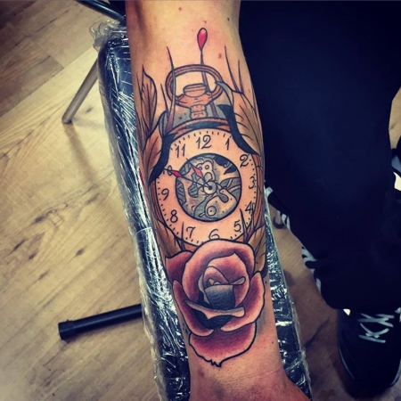 taschenuhr-Tattoo: Taschenuhr und Rose auf Unterarm