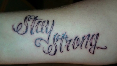 Schrift Stay Strong