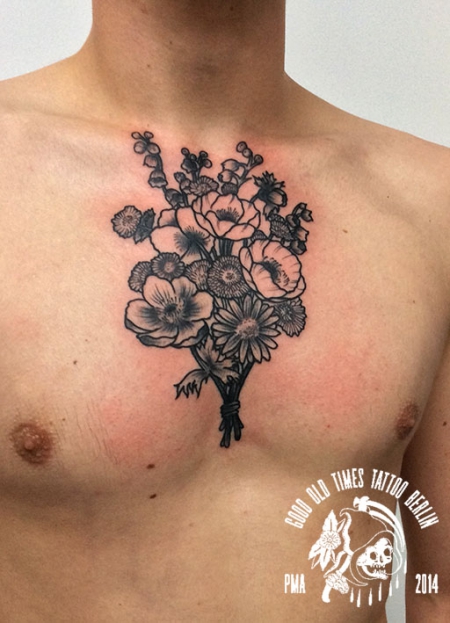 einhorn-Tattoo: blackwork bouquet chest tattoo