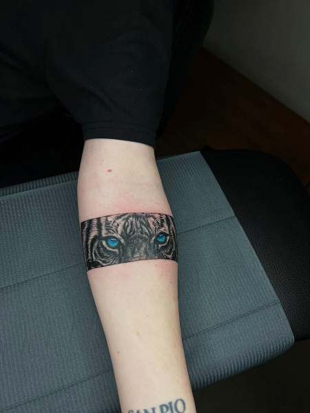 Fine Line Tattoo München – Tiger Arm Band