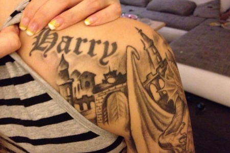 Der Name des Partners verbunden mit Tattoo für den Sohn 