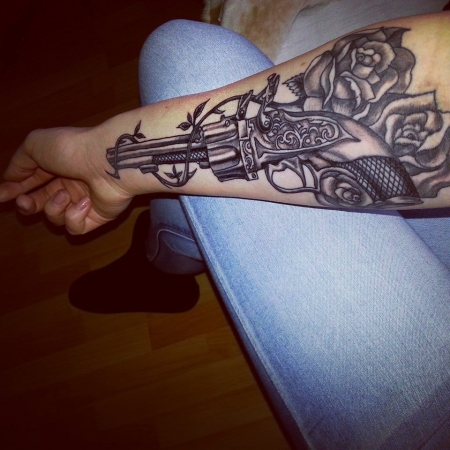 Revolver mit Rosen 