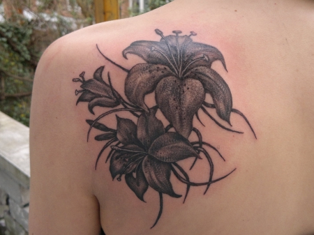Lilientattoo auf Kundenauftrag