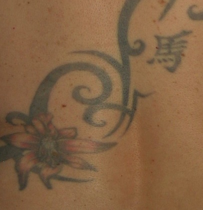 Tribal mit Blüte alt