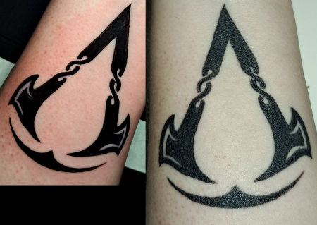 Assassin's Creed Logo auf Unterarm