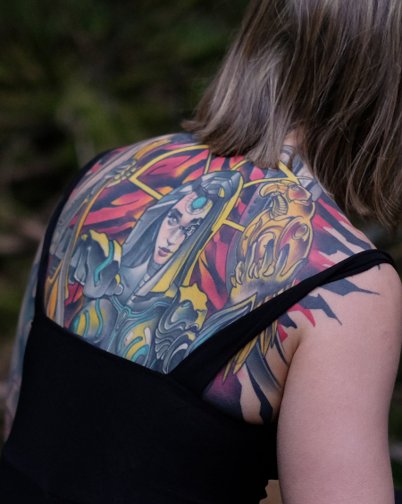 Cyber Pirate Backpiece verheilt mit goldenem Papagei