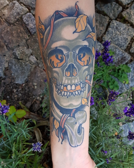 totenkopf-Tattoo: Neotraditioneller Totenkopf