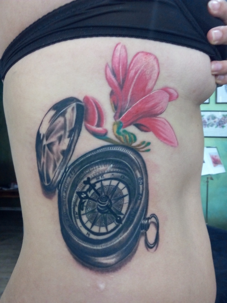 kassette-Tattoo: Kompass mit Magnolia