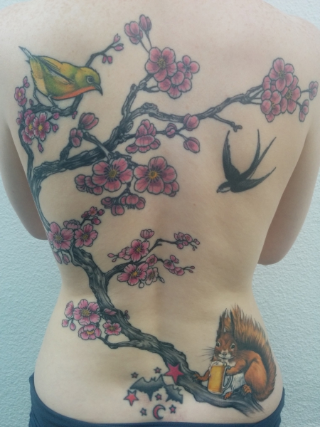 schwalbe-Tattoo: Kirschblüten mit Mejiro und Eichhorn