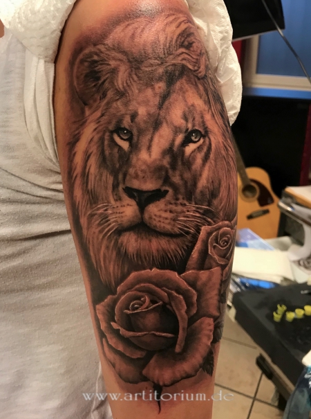 Löwen-Porträt mit Rosen