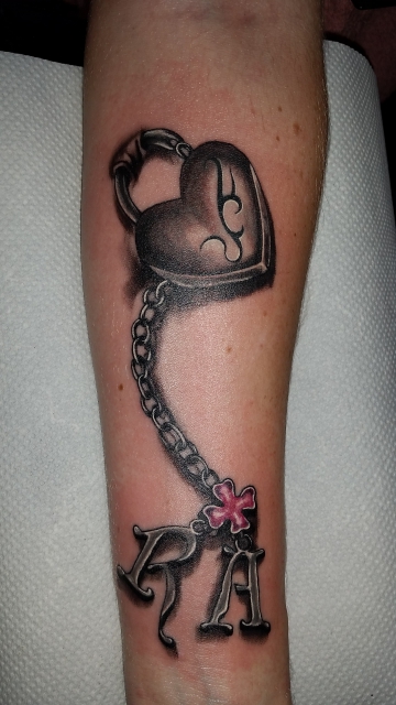 Unterarmtattoo, sollte die persönliche Verbindung zweier Menschen darstellen