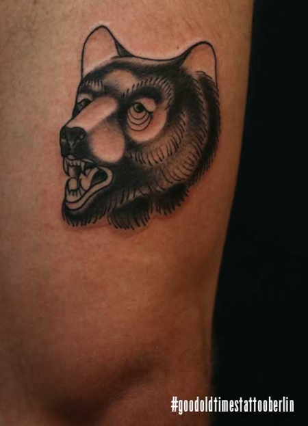 Blackwork grizzly bear tattoo