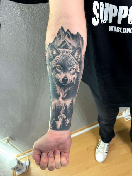 Wolf mit Lagerfeuer und Bergen