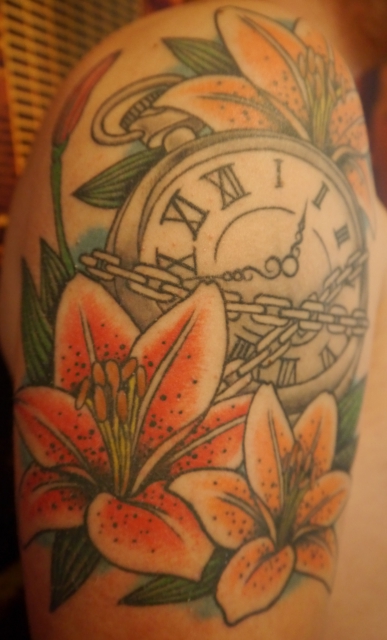 taschenuhr-Tattoo: Taschenuhr auf Lilien