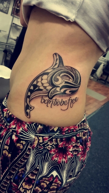 Orca Tattoo mit schriftzug