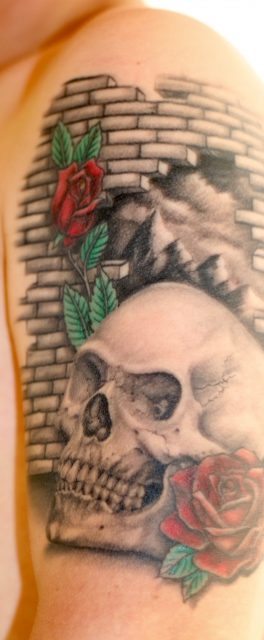 Totenkopf mit Rose