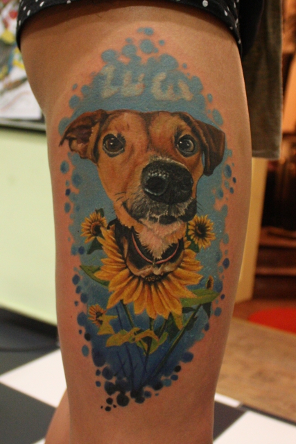 namen-Tattoo: Hundeportrait in übertriebener Perspektive