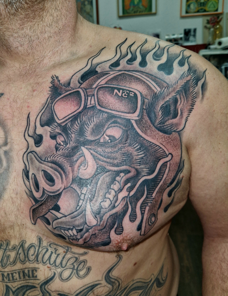 Freehand Wildschwein Brust Tattoo