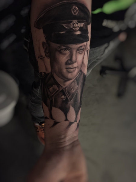 Soldatenportrait ( NVA), gestochen von Constantin Schuldt, Constantin Ink Dresden