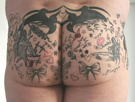 Voll mit tattoos an der Arschbacke als übungszweck zum tattoowieren. . 