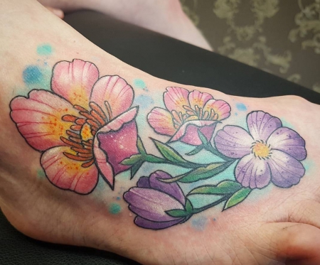 Blümchen tätowiert von Tattoonaddel